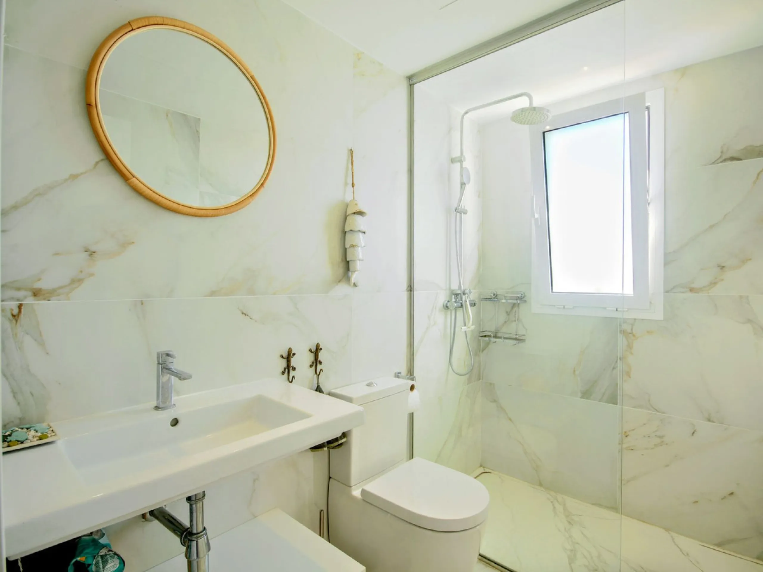 STUNNING Penthouse with panoramic, unobstructed views in the beautiful, newly built Elements gated complex in Altos de Marbella, just an 8-minute drive from alluring beaches and the Marbella arch. This glamorous southwest-oriented home boasts magnificent 
