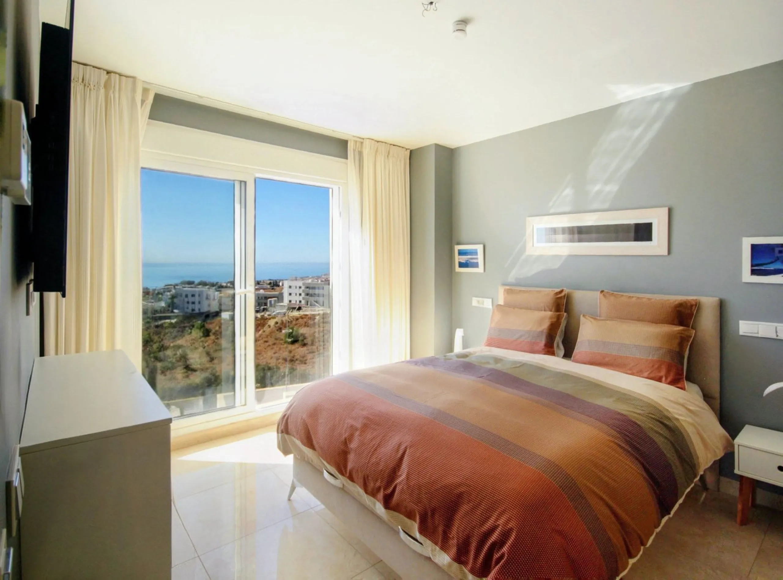 STUNNING Penthouse with panoramic, unobstructed views in the beautiful, newly built Elements gated complex in Altos de Marbella, just an 8-minute drive from alluring beaches and the Marbella arch. This glamorous southwest-oriented home boasts magnificent 