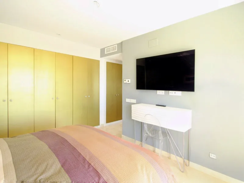 STUNNING Penthouse with panoramic, unobstructed views in the beautiful, newly built Elements gated complex in Altos de Marbella, just an 8-minute drive from alluring beaches and the Marbella arch. This glamorous southwest-oriented home boasts magnificent 