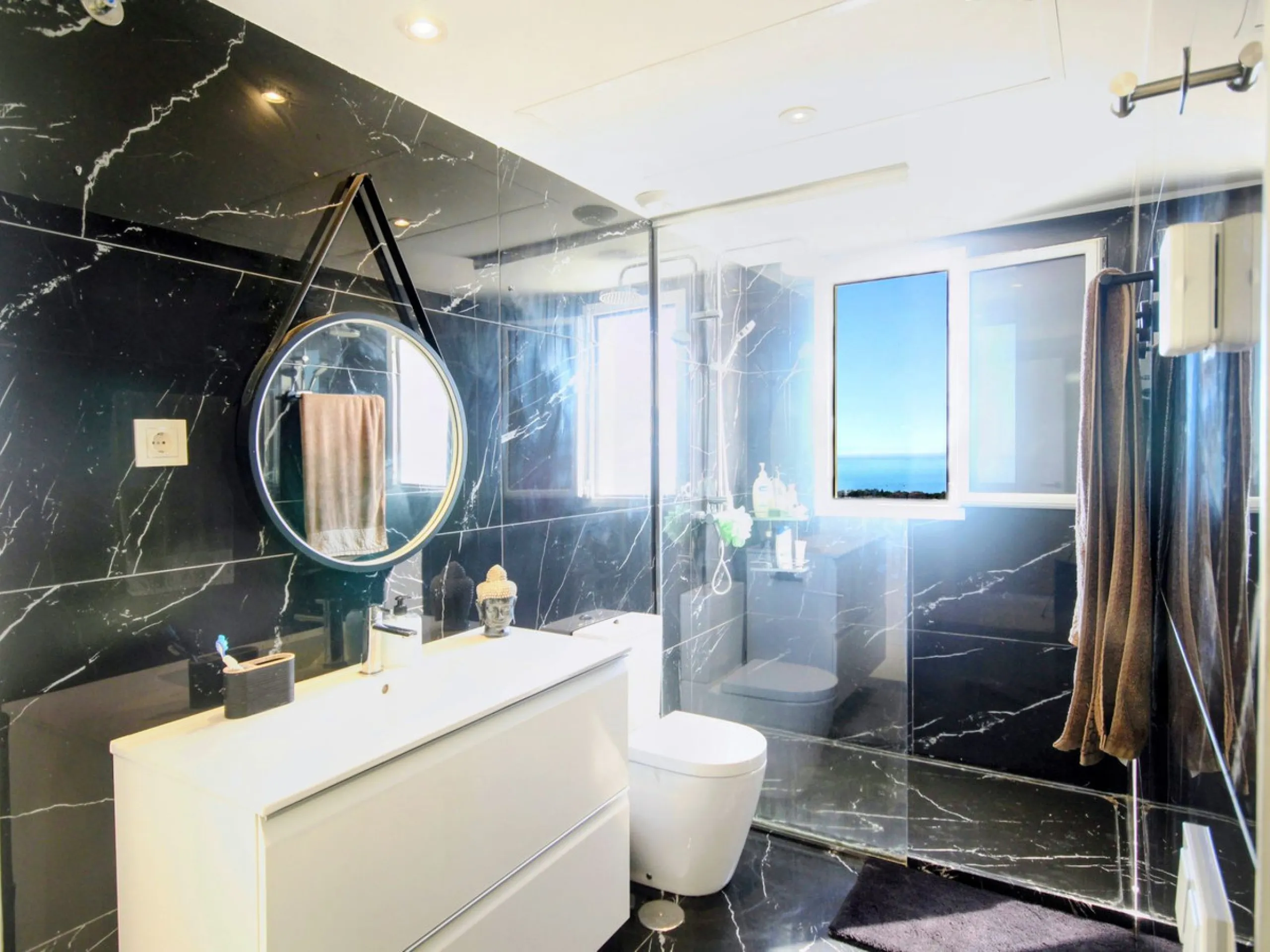 STUNNING Penthouse with panoramic, unobstructed views in the beautiful, newly built Elements gated complex in Altos de Marbella, just an 8-minute drive from alluring beaches and the Marbella arch. This glamorous southwest-oriented home boasts magnificent 