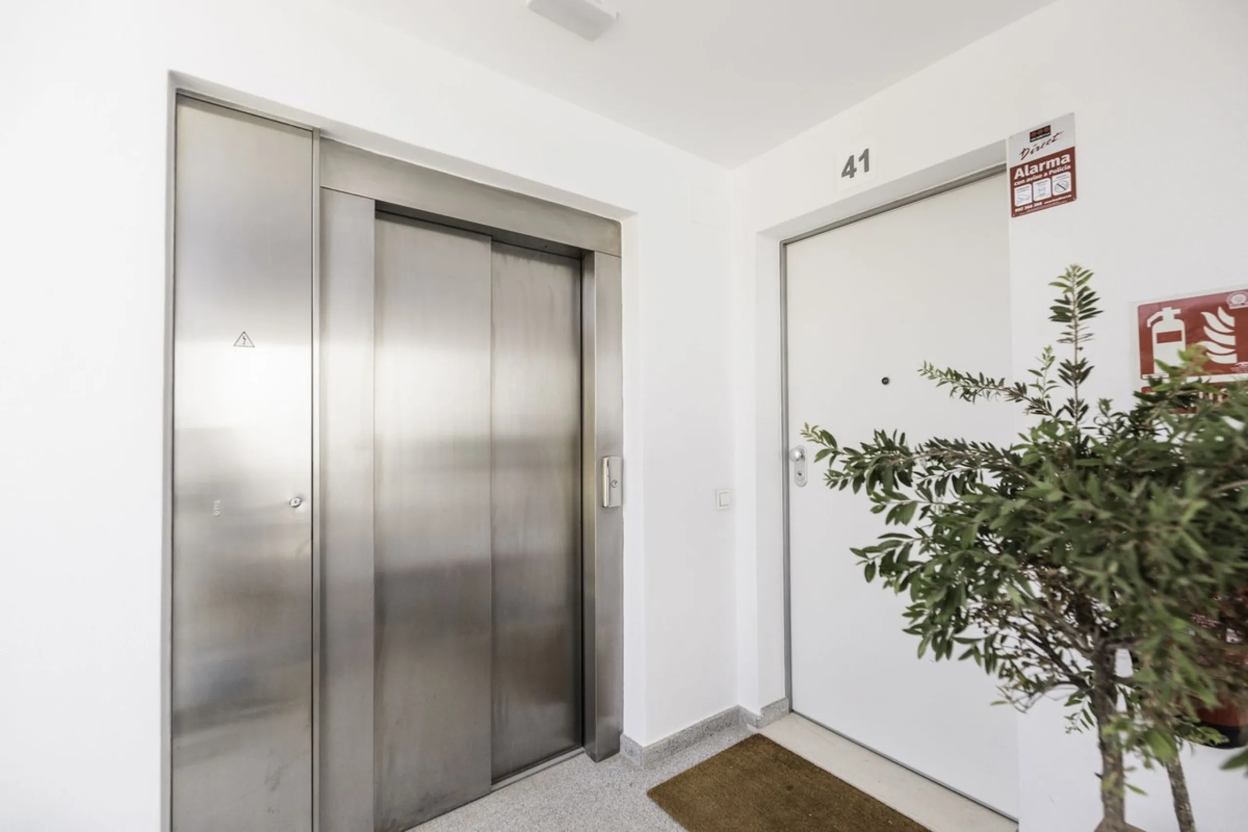 STUNNING Penthouse with panoramic, unobstructed views in the beautiful, newly built Elements gated complex in Altos de Marbella, just an 8-minute drive from alluring beaches and the Marbella arch. This glamorous southwest-oriented home boasts magnificent 