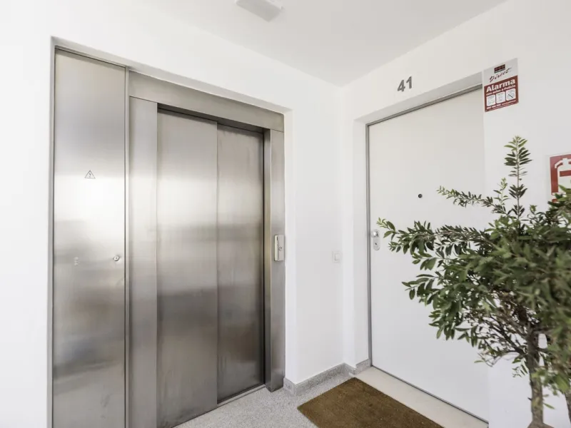 STUNNING Penthouse with panoramic, unobstructed views in the beautiful, newly built Elements gated complex in Altos de Marbella, just an 8-minute drive from alluring beaches and the Marbella arch. This glamorous southwest-oriented home boasts magnificent 
