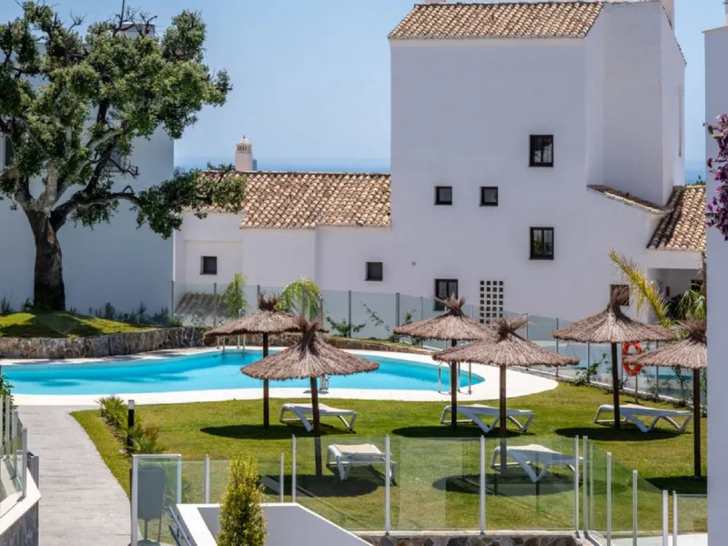 STUNNING Penthouse with panoramic, unobstructed views in the beautiful, newly built Elements gated complex in Altos de Marbella, just an 8-minute drive from alluring beaches and the Marbella arch. This glamorous southwest-oriented home boasts magnificent 