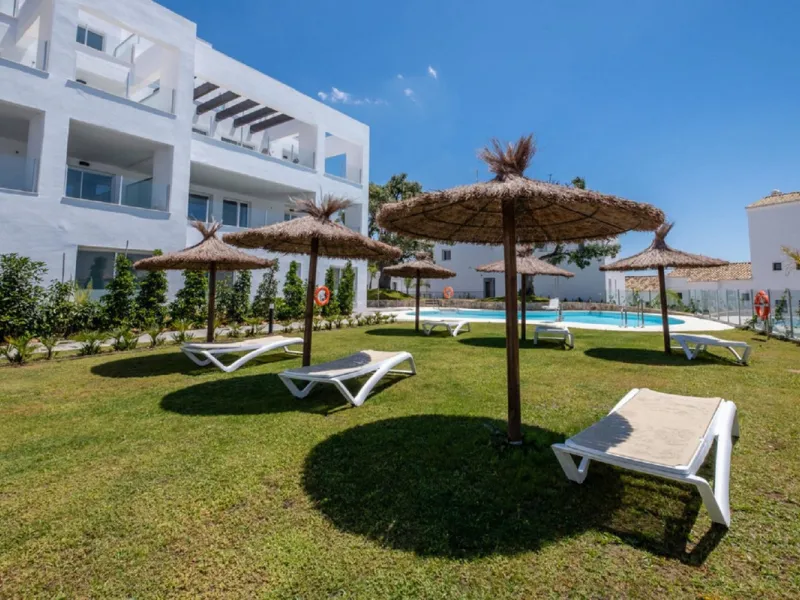 STUNNING Penthouse with panoramic, unobstructed views in the beautiful, newly built Elements gated complex in Altos de Marbella, just an 8-minute drive from alluring beaches and the Marbella arch. This glamorous southwest-oriented home boasts magnificent 