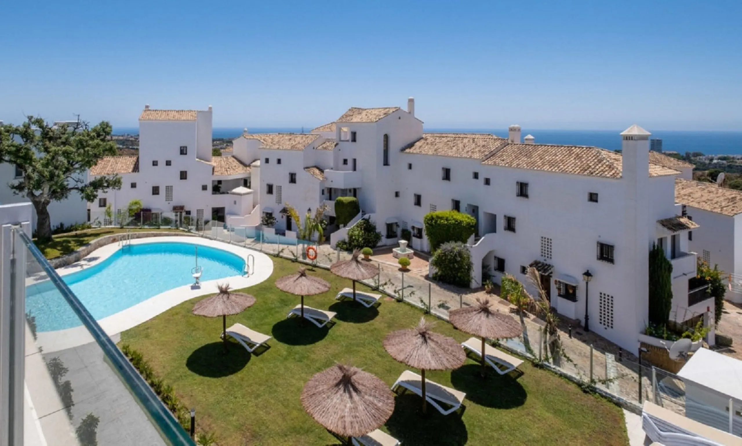 STUNNING Penthouse with panoramic, unobstructed views in the beautiful, newly built Elements gated complex in Altos de Marbella, just an 8-minute drive from alluring beaches and the Marbella arch. This glamorous southwest-oriented home boasts magnificent 