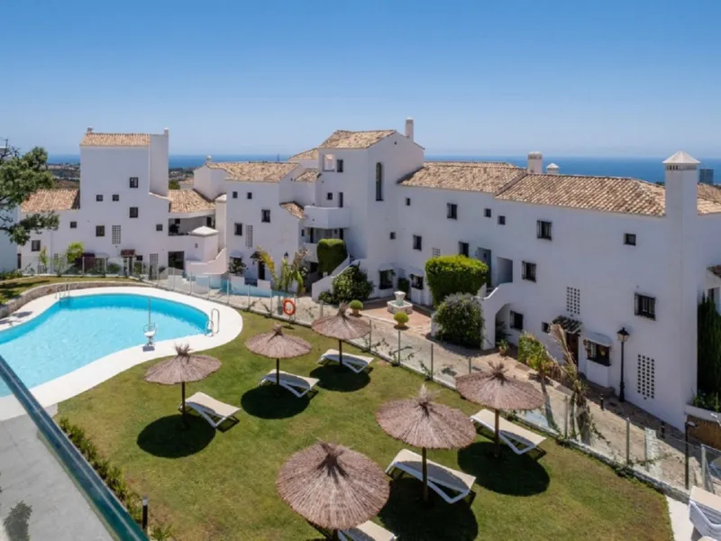 STUNNING Penthouse with panoramic, unobstructed views in the beautiful, newly built Elements gated complex in Altos de Marbella, just an 8-minute drive from alluring beaches and the Marbella arch. This glamorous southwest-oriented home boasts magnificent 