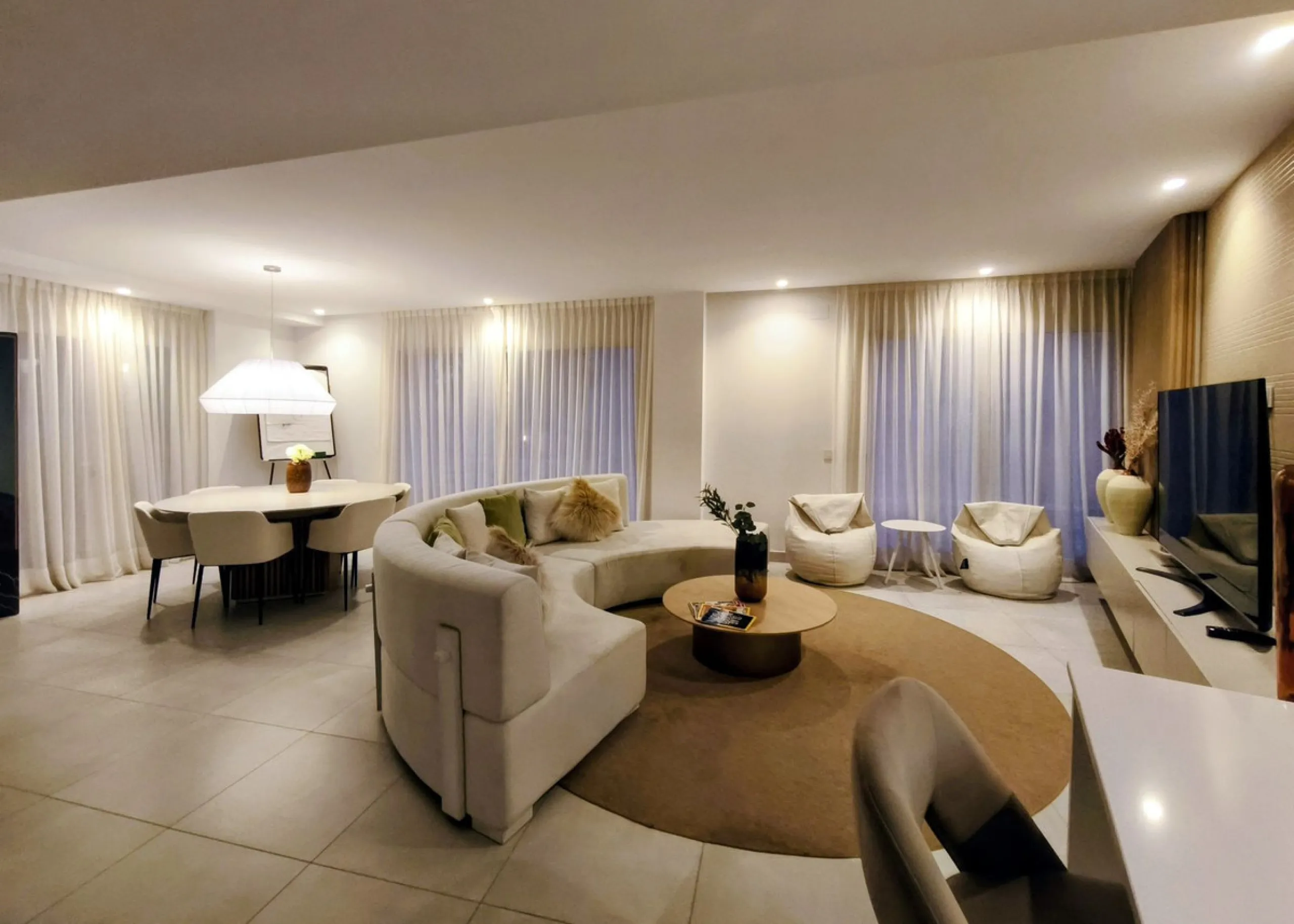 STUNNING Penthouse with panoramic, unobstructed views in the beautiful, newly built Elements gated complex in Altos de Marbella, just an 8-minute drive from alluring beaches and the Marbella arch. This glamorous southwest-oriented home boasts magnificent 