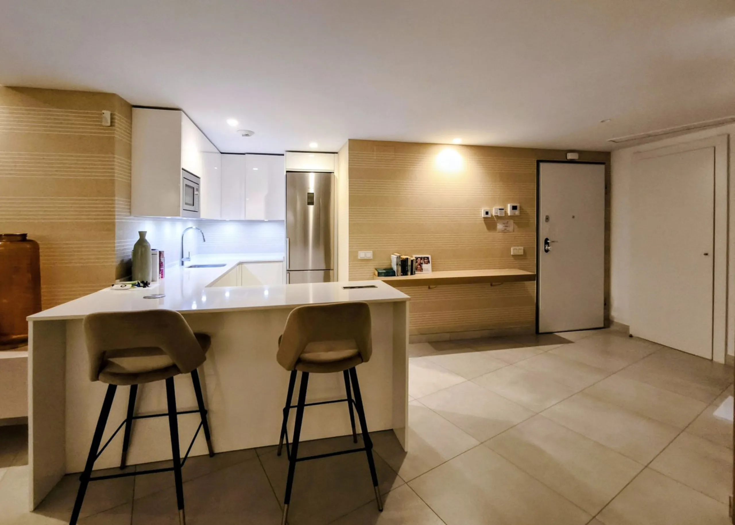 STUNNING Penthouse with panoramic, unobstructed views in the beautiful, newly built Elements gated complex in Altos de Marbella, just an 8-minute drive from alluring beaches and the Marbella arch. This glamorous southwest-oriented home boasts magnificent 