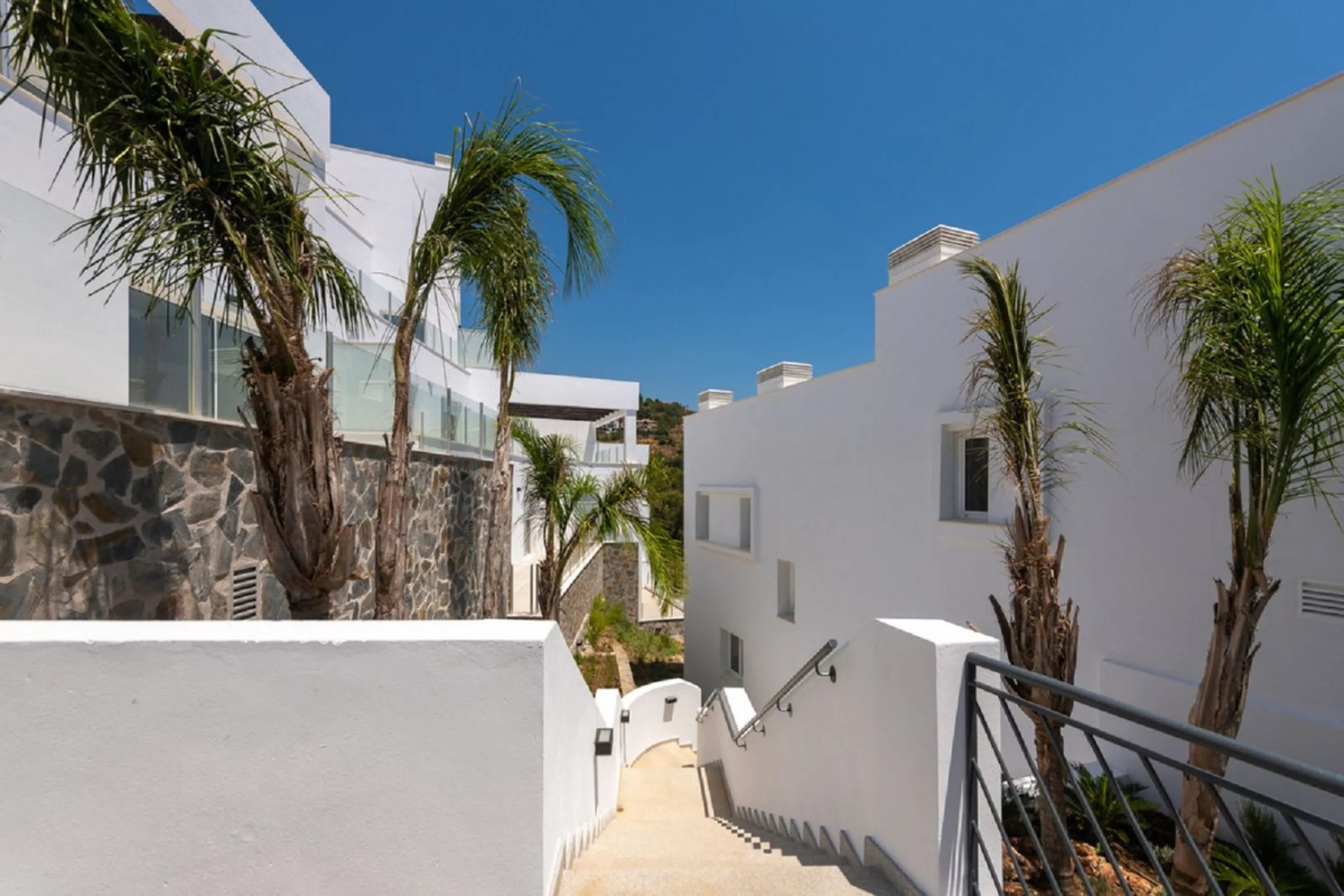 STUNNING Penthouse with panoramic, unobstructed views in the beautiful, newly built Elements gated complex in Altos de Marbella, just an 8-minute drive from alluring beaches and the Marbella arch. This glamorous southwest-oriented home boasts magnificent 