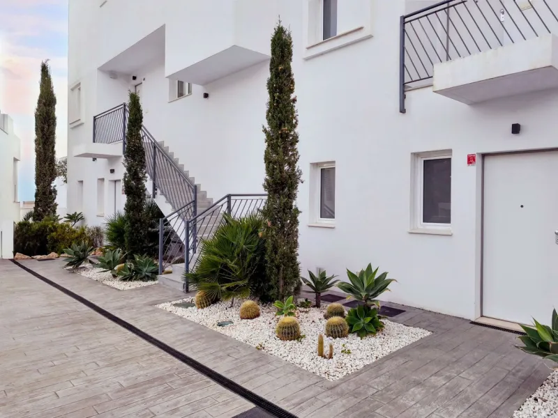 STUNNING Penthouse with panoramic, unobstructed views in the beautiful, newly built Elements gated complex in Altos de Marbella, just an 8-minute drive from alluring beaches and the Marbella arch. This glamorous southwest-oriented home boasts magnificent 