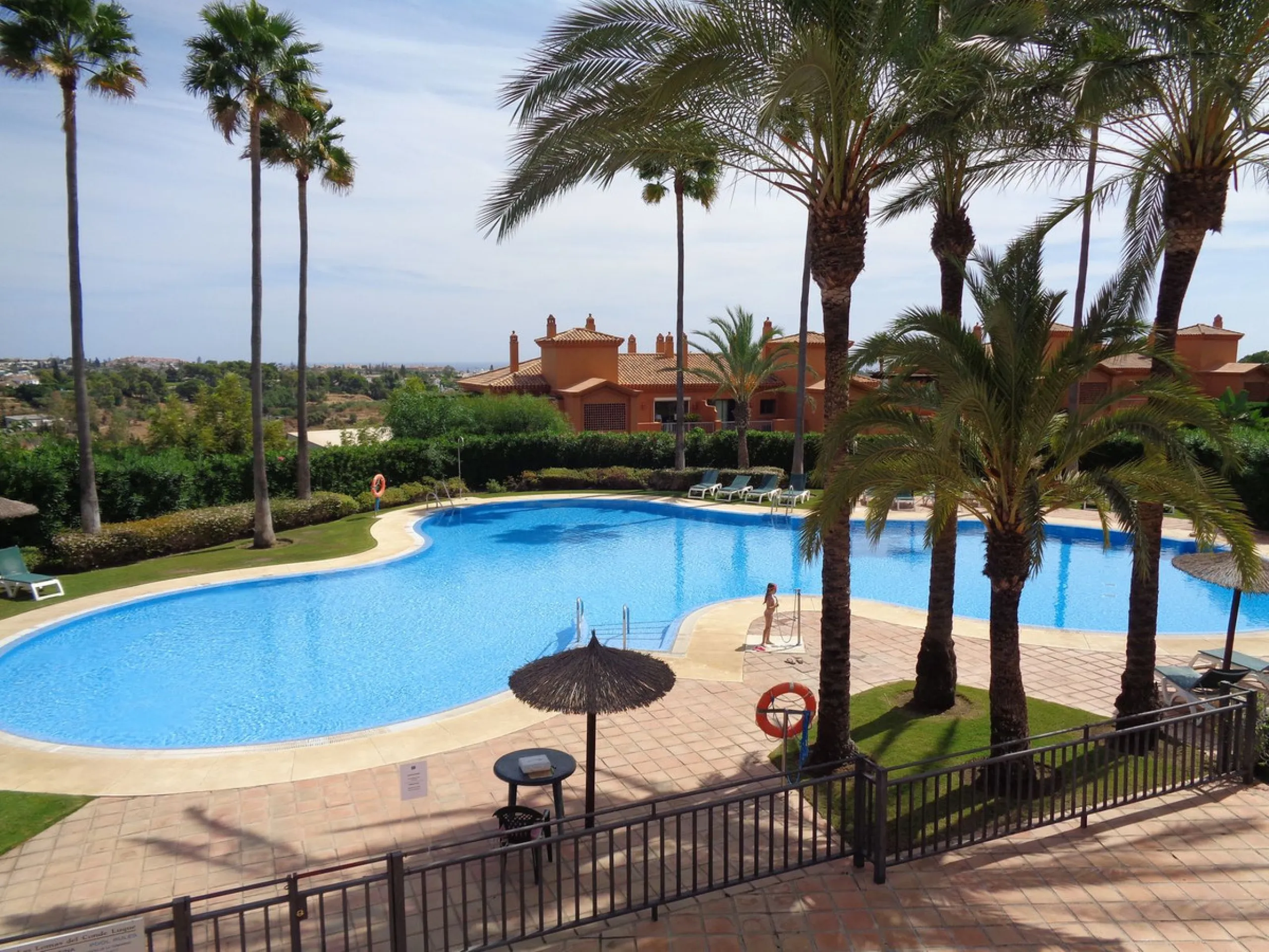 Fantastic opportunity to own a property in the luxurious Las Lomas del Conde Luque with its beautiful manicured gardens , huge outdoor pool, heated indoor pool, Sauna, Gymnasium and Jacuzzi. The property is south facing with a amazing 60m2 terrace with so