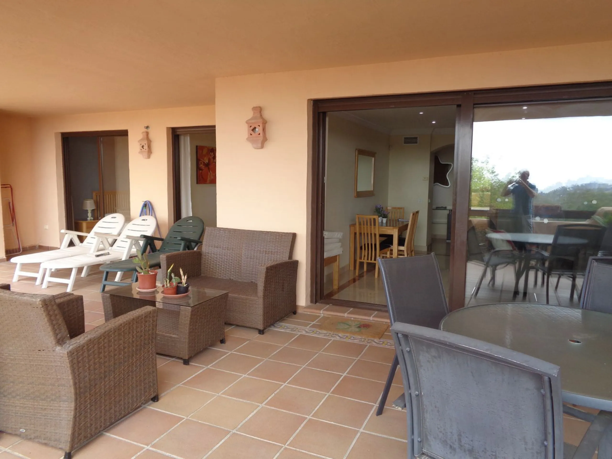 Fantastic opportunity to own a property in the luxurious Las Lomas del Conde Luque with its beautiful manicured gardens , huge outdoor pool, heated indoor pool, Sauna, Gymnasium and Jacuzzi. The property is south facing with a amazing 60m2 terrace with so