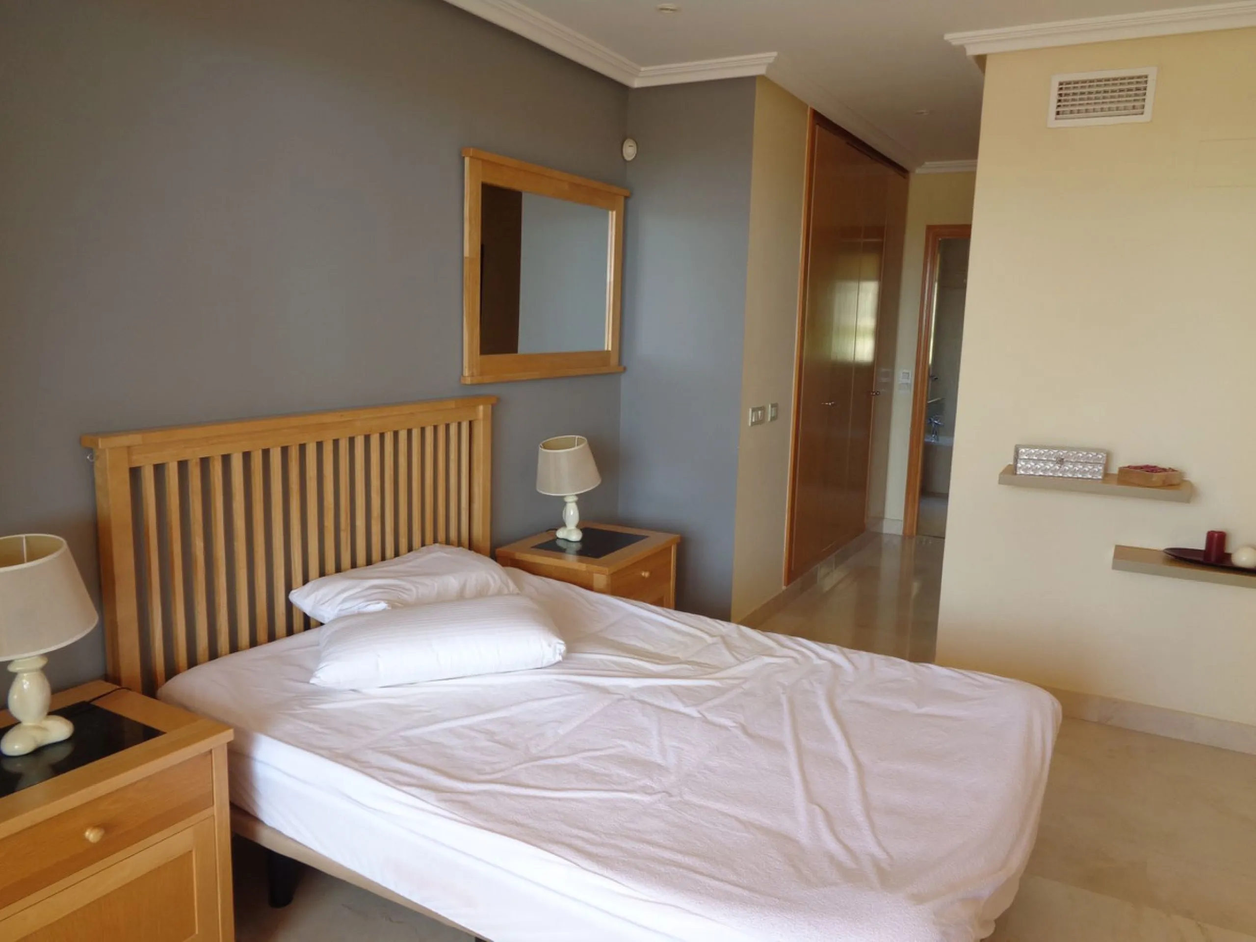 Fantastic opportunity to own a property in the luxurious Las Lomas del Conde Luque with its beautiful manicured gardens , huge outdoor pool, heated indoor pool, Sauna, Gymnasium and Jacuzzi. The property is south facing with a amazing 60m2 terrace with so