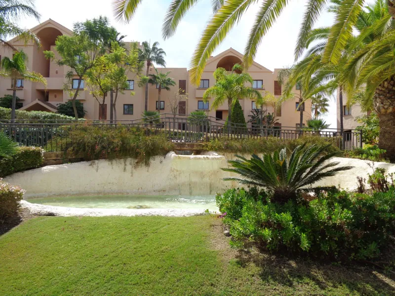 Fantastic opportunity to own a property in the luxurious Las Lomas del Conde Luque with its beautiful manicured gardens , huge outdoor pool, heated indoor pool, Sauna, Gymnasium and Jacuzzi. The property is south facing with a amazing 60m2 terrace with so