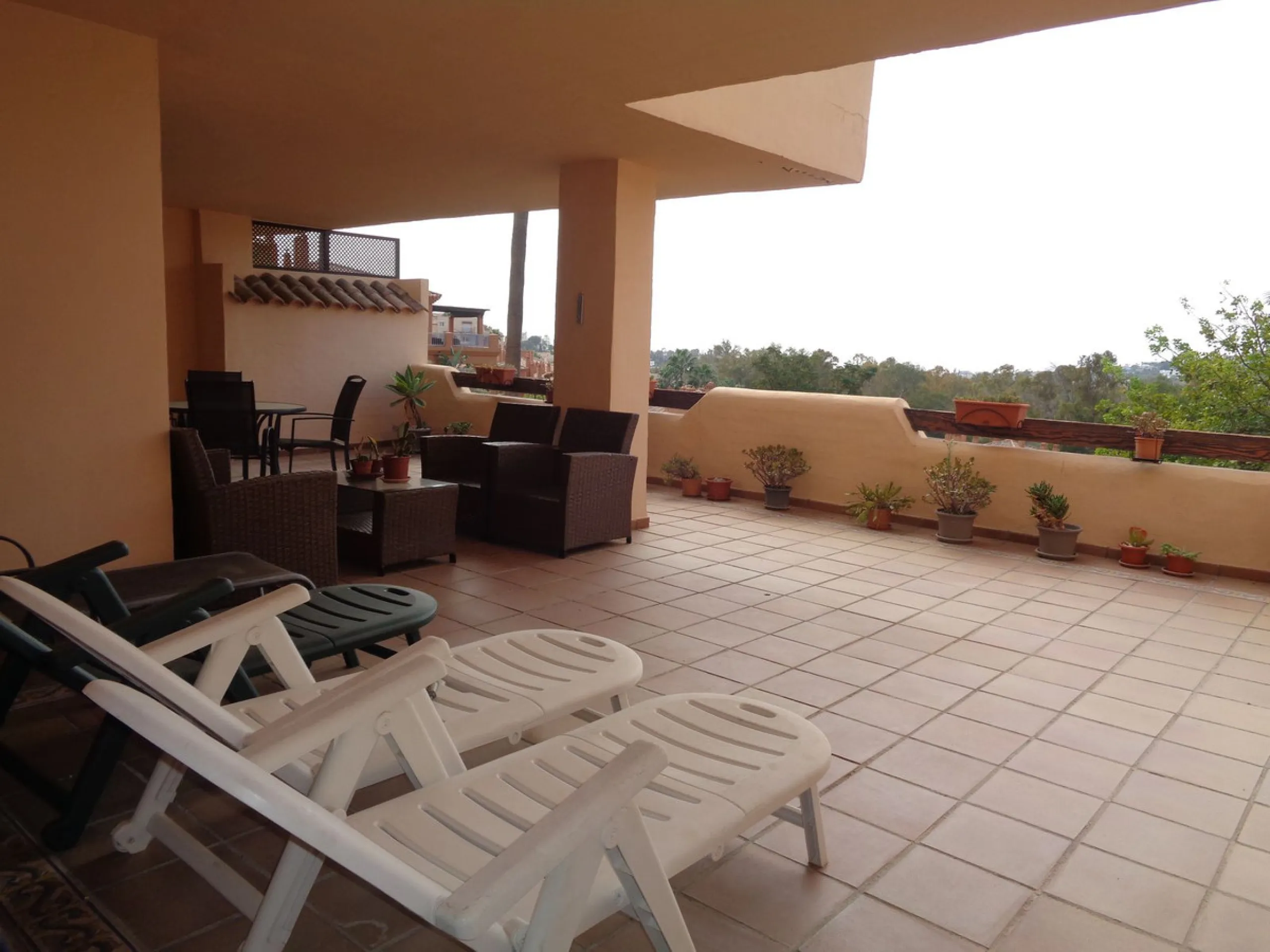 Fantastic opportunity to own a property in the luxurious Las Lomas del Conde Luque with its beautiful manicured gardens , huge outdoor pool, heated indoor pool, Sauna, Gymnasium and Jacuzzi. The property is south facing with a amazing 60m2 terrace with so