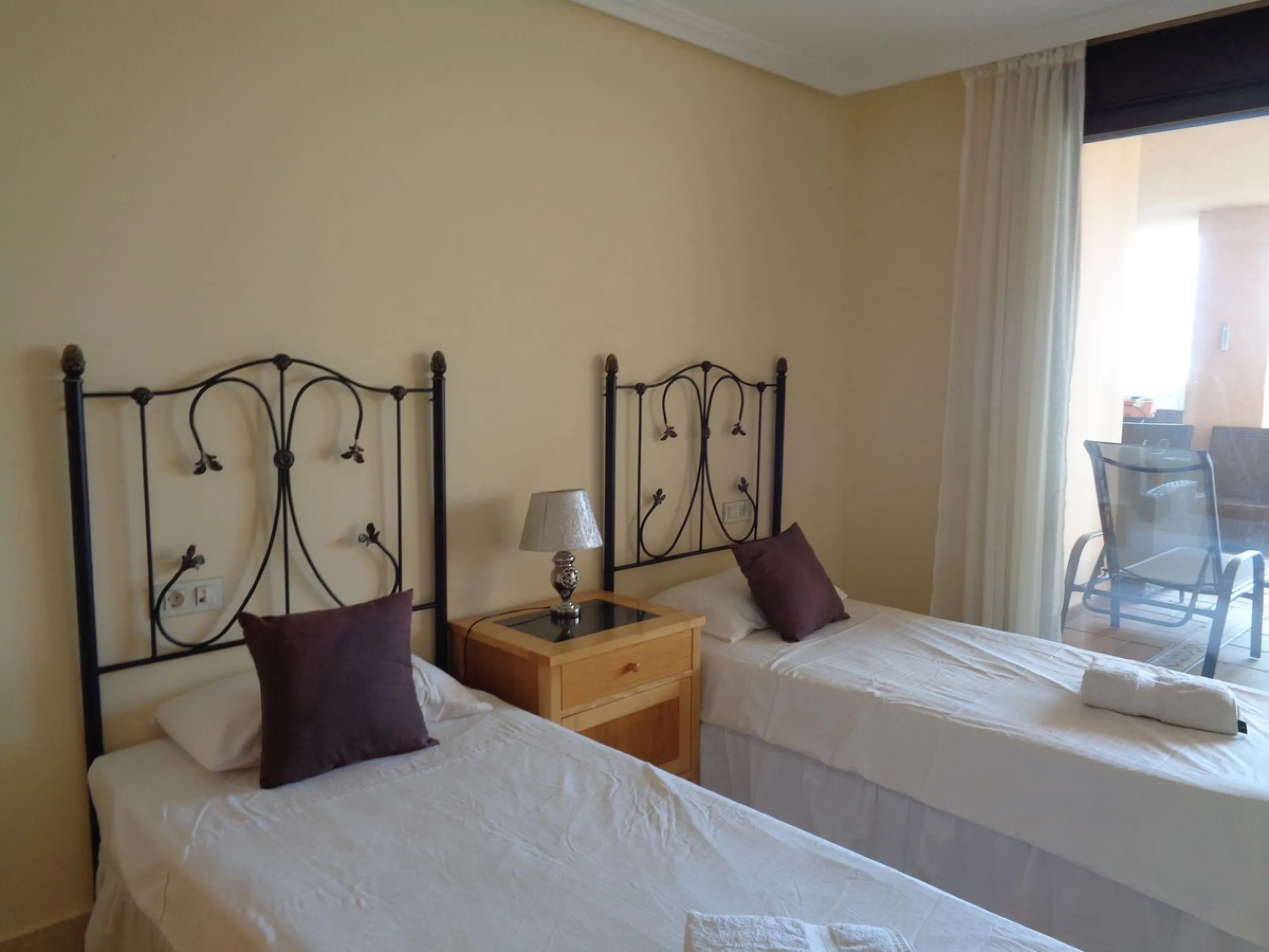 Fantastic opportunity to own a property in the luxurious Las Lomas del Conde Luque with its beautiful manicured gardens , huge outdoor pool, heated indoor pool, Sauna, Gymnasium and Jacuzzi. The property is south facing with a amazing 60m2 terrace with so