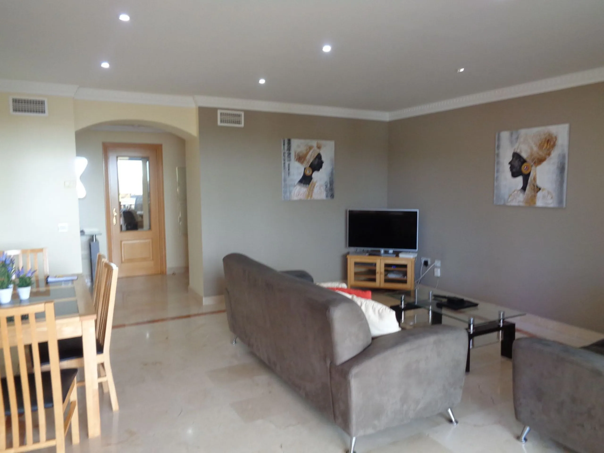Fantastic opportunity to own a property in the luxurious Las Lomas del Conde Luque with its beautiful manicured gardens , huge outdoor pool, heated indoor pool, Sauna, Gymnasium and Jacuzzi. The property is south facing with a amazing 60m2 terrace with so