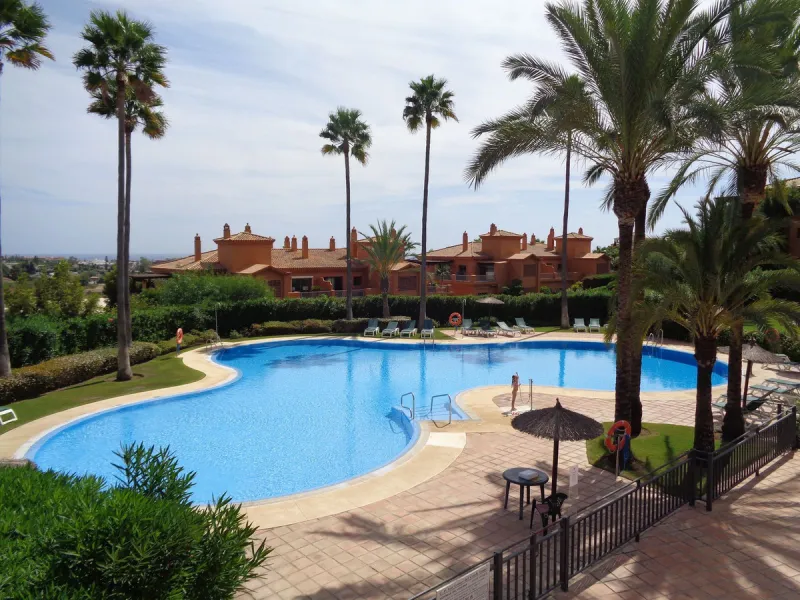 Fantastic opportunity to own a property in the luxurious Las Lomas del Conde Luque with its beautiful manicured gardens , huge outdoor pool, heated indoor pool, Sauna, Gymnasium and Jacuzzi. The property is south facing with a amazing 60m2 terrace with so