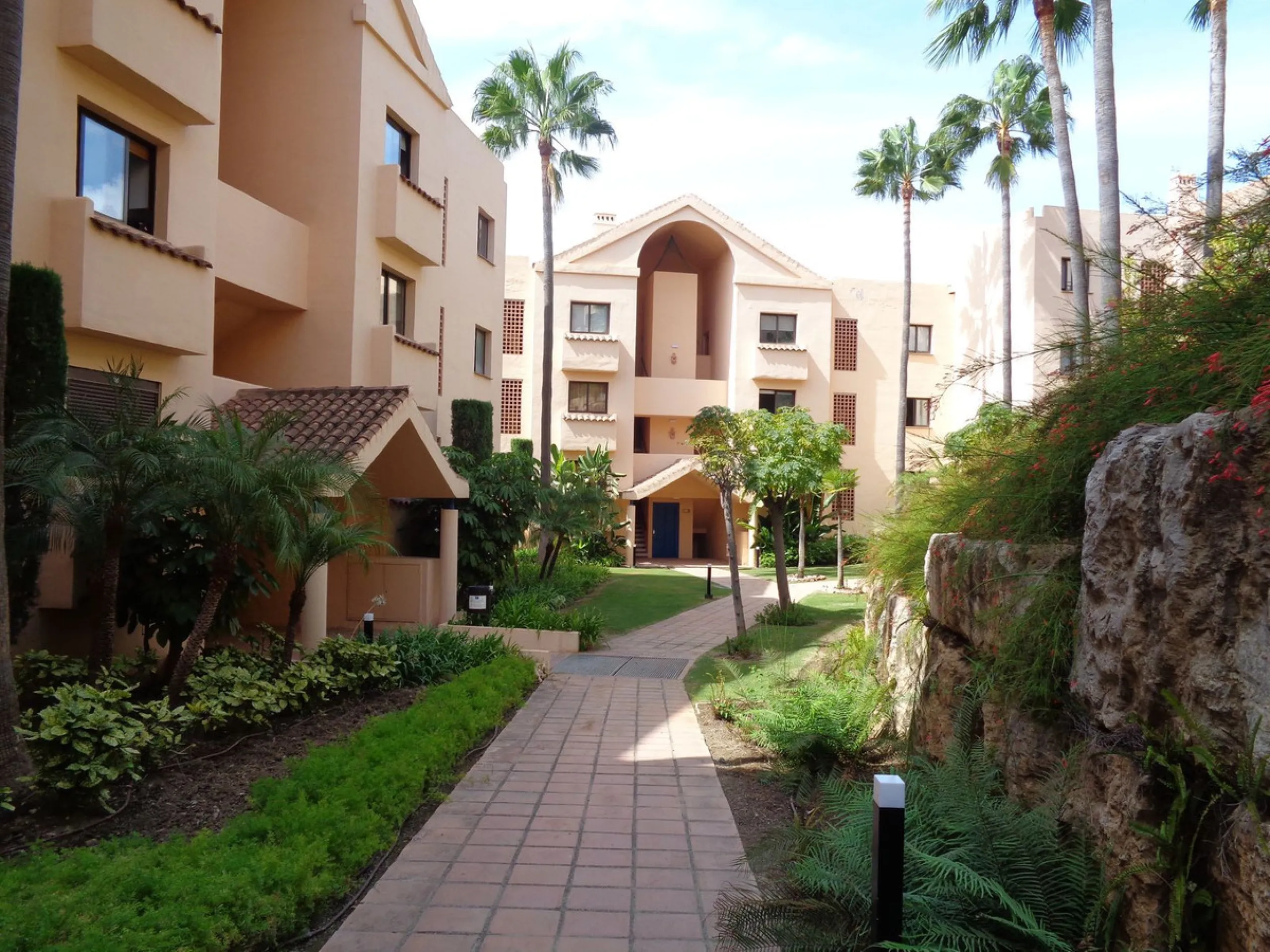 Fantastic opportunity to own a property in the luxurious Las Lomas del Conde Luque with its beautiful manicured gardens , huge outdoor pool, heated indoor pool, Sauna, Gymnasium and Jacuzzi. The property is south facing with a amazing 60m2 terrace with so