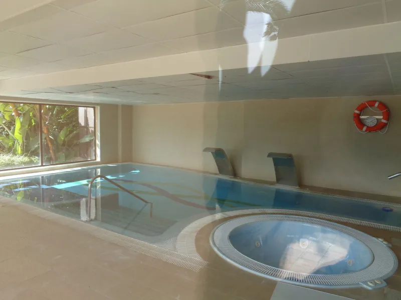Fantastic opportunity to own a property in the luxurious Las Lomas del Conde Luque with its beautiful manicured gardens , huge outdoor pool, heated indoor pool, Sauna, Gymnasium and Jacuzzi. The property is south facing with a amazing 60m2 terrace with so