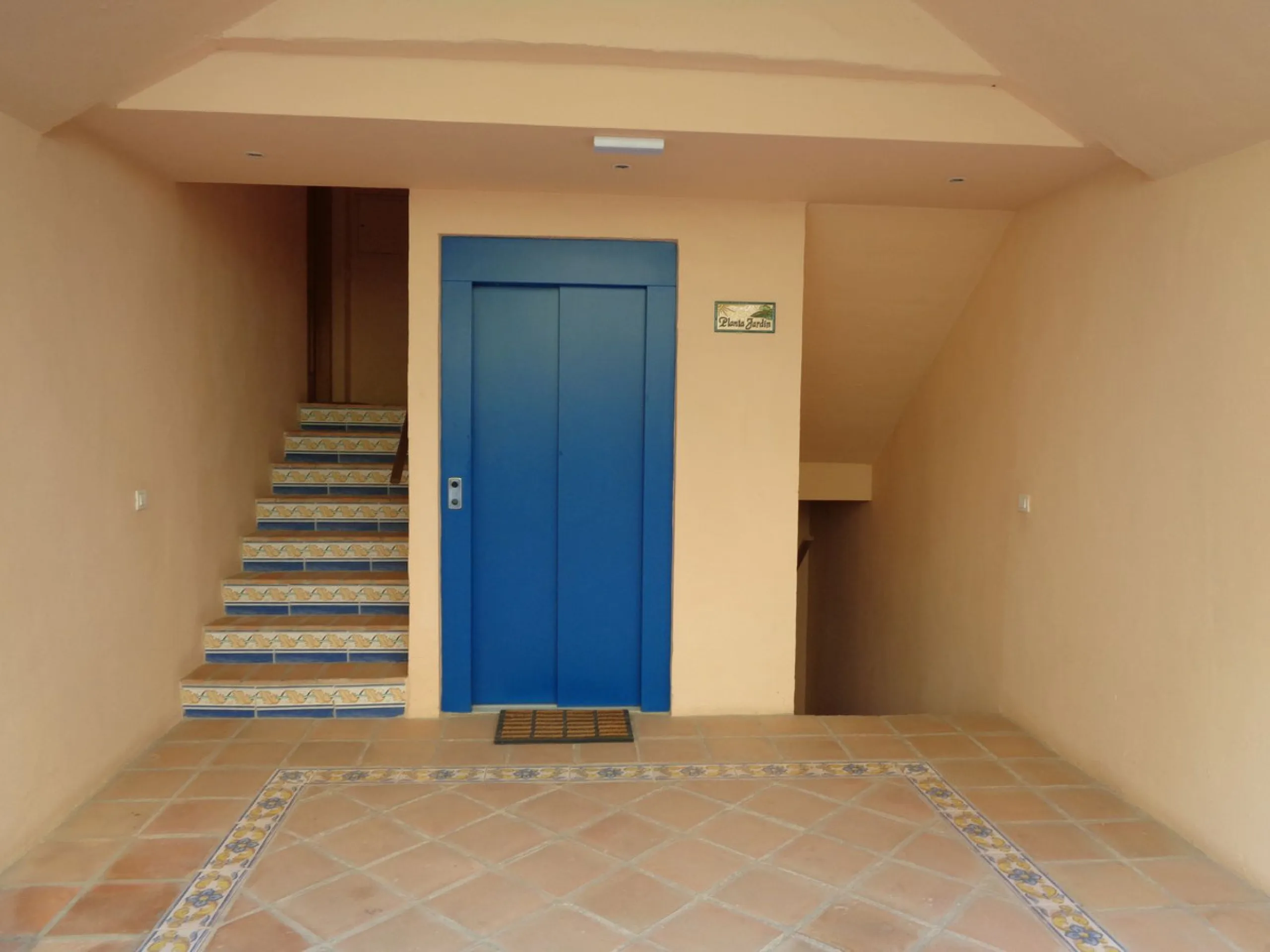 Fantastic opportunity to own a property in the luxurious Las Lomas del Conde Luque with its beautiful manicured gardens , huge outdoor pool, heated indoor pool, Sauna, Gymnasium and Jacuzzi. The property is south facing with a amazing 60m2 terrace with so