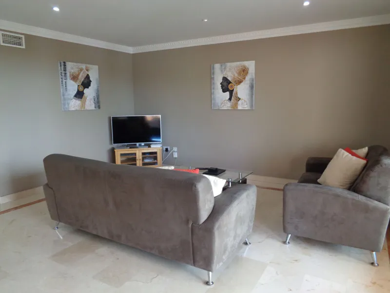 Fantastic opportunity to own a property in the luxurious Las Lomas del Conde Luque with its beautiful manicured gardens , huge outdoor pool, heated indoor pool, Sauna, Gymnasium and Jacuzzi. The property is south facing with a amazing 60m2 terrace with so