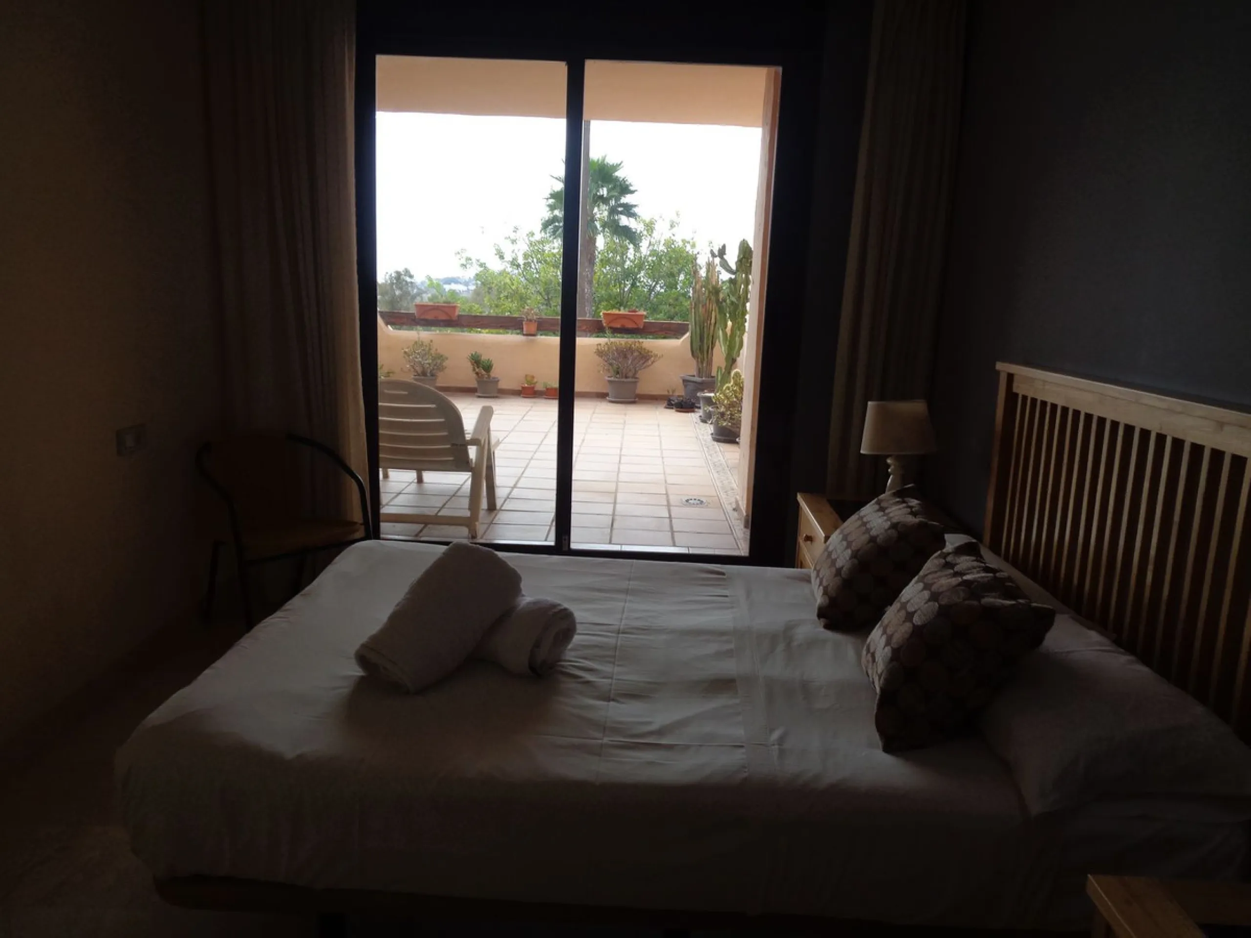 Fantastic opportunity to own a property in the luxurious Las Lomas del Conde Luque with its beautiful manicured gardens , huge outdoor pool, heated indoor pool, Sauna, Gymnasium and Jacuzzi. The property is south facing with a amazing 60m2 terrace with so