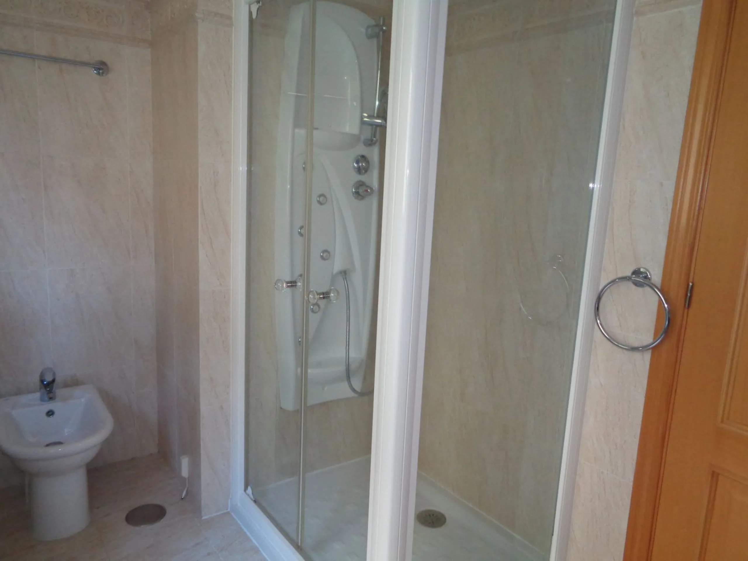 Fantastic opportunity to own a property in the luxurious Las Lomas del Conde Luque with its beautiful manicured gardens , huge outdoor pool, heated indoor pool, Sauna, Gymnasium and Jacuzzi. The property is south facing with a amazing 60m2 terrace with so