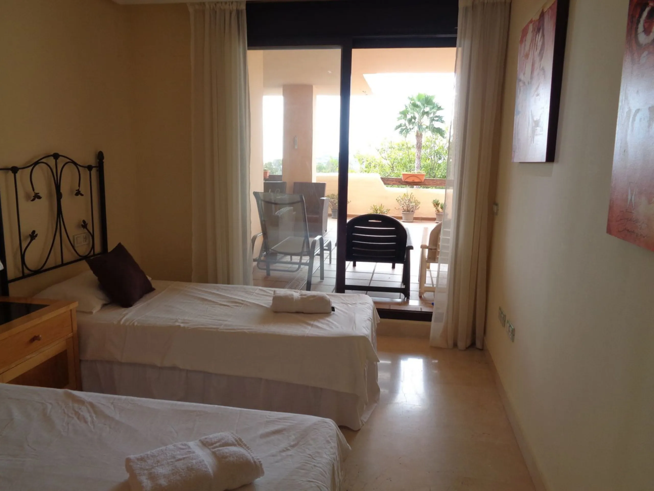 Fantastic opportunity to own a property in the luxurious Las Lomas del Conde Luque with its beautiful manicured gardens , huge outdoor pool, heated indoor pool, Sauna, Gymnasium and Jacuzzi. The property is south facing with a amazing 60m2 terrace with so