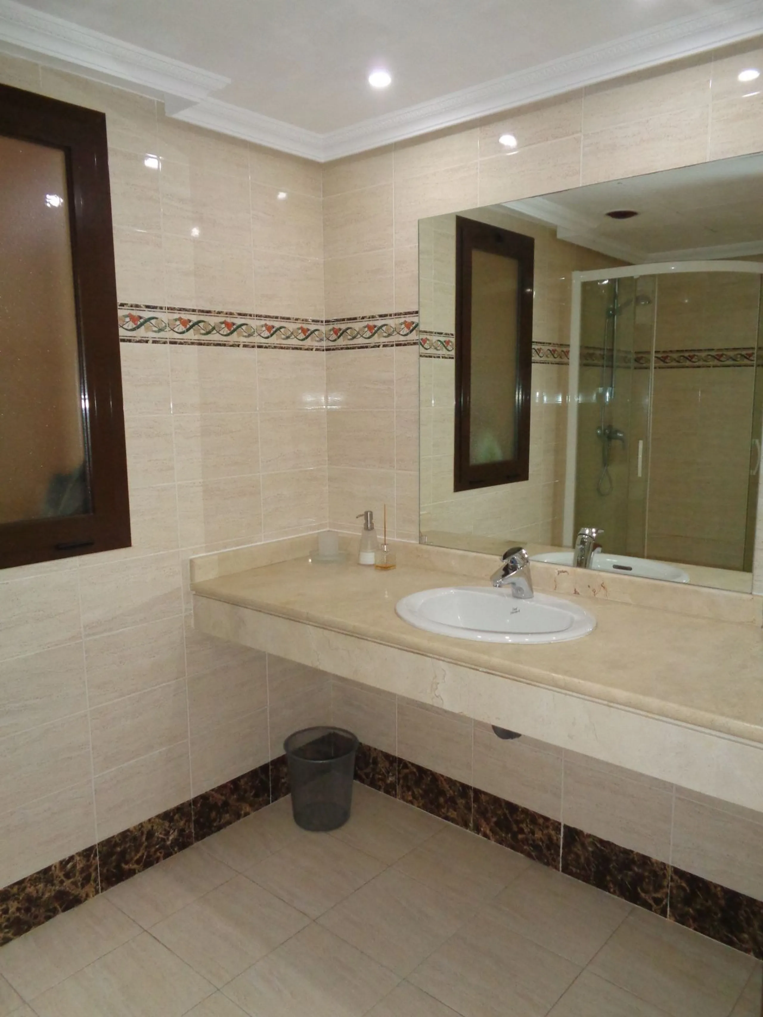 Fantastic opportunity to own a property in the luxurious Las Lomas del Conde Luque with its beautiful manicured gardens , huge outdoor pool, heated indoor pool, Sauna, Gymnasium and Jacuzzi. The property is south facing with a amazing 60m2 terrace with so