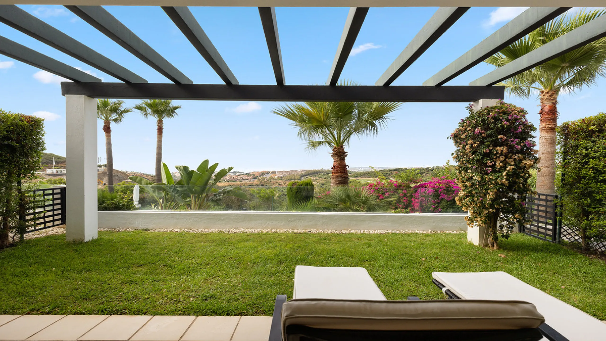 Diese elegante Erdgeschosswohnung liegt in der exklusiven Wohnanlage Terrazas de Cortesin, mitten im weltbekannten Finca Cortesin Golf Resort in Casares. Bekannt für seinen Meisterschaftsgolfplatz (Austragungsort des Solheim Cups 2023)