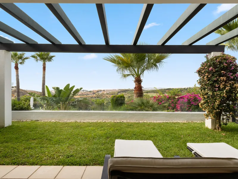 Diese elegante Erdgeschosswohnung liegt in der exklusiven Wohnanlage Terrazas de Cortesin, mitten im weltbekannten Finca Cortesin Golf Resort in Casares. Bekannt für seinen Meisterschaftsgolfplatz (Austragungsort des Solheim Cups 2023)