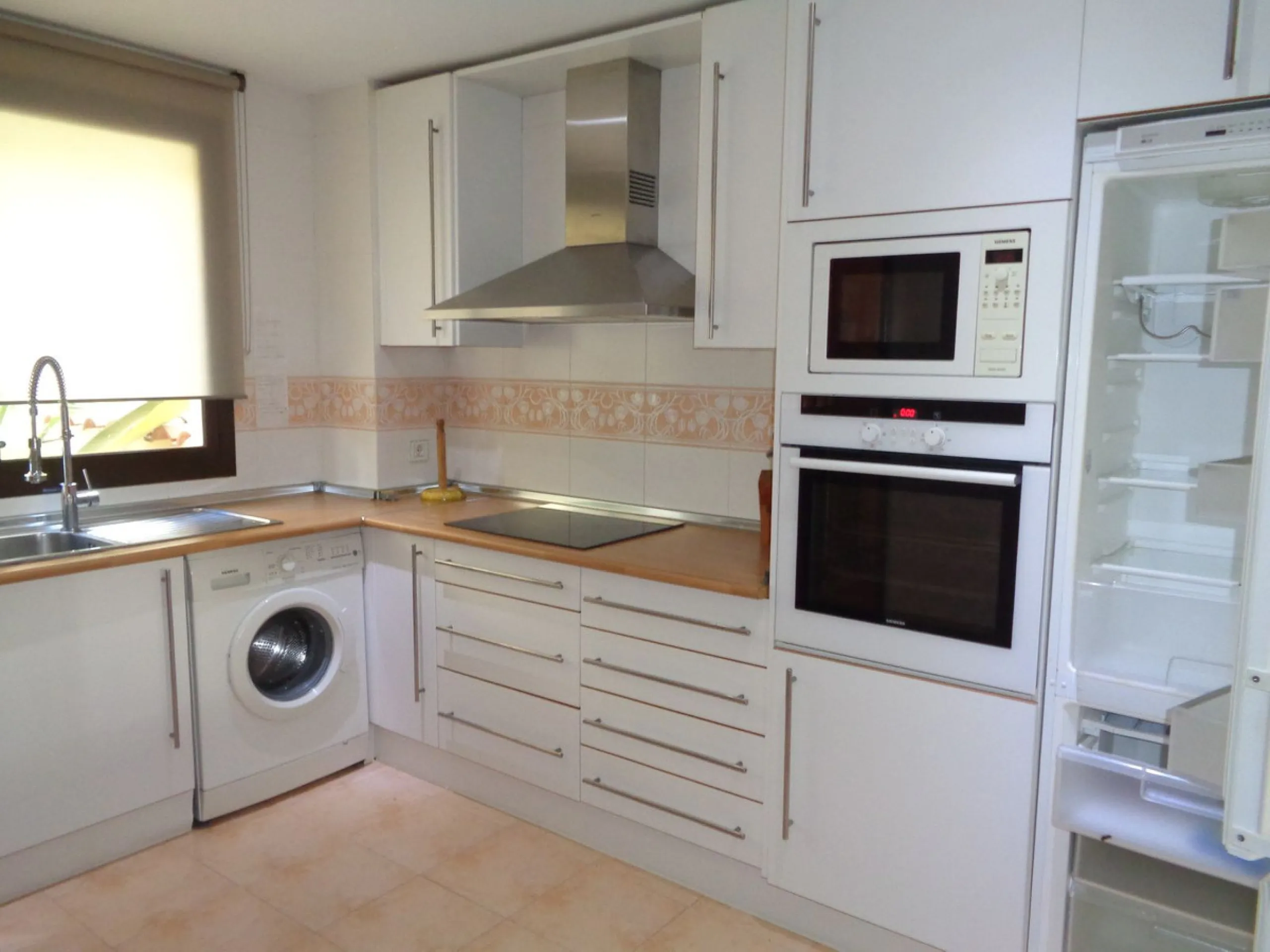 Fantastic opportunity to own a property in the luxurious Las Lomas del Conde Luque with its beautiful manicured gardens , huge outdoor pool, heated indoor pool, Sauna, Gymnasium and Jacuzzi. The property is south facing with a amazing 60m2 terrace with so