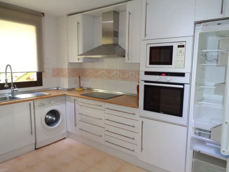 Fantastic opportunity to own a property in the luxurious Las Lomas del Conde Luque with its beautiful manicured gardens , huge outdoor pool, heated indoor pool, Sauna, Gymnasium and Jacuzzi. The property is south facing with a amazing 60m2 terrace with so