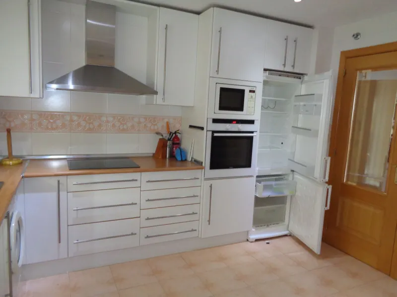 Fantastic opportunity to own a property in the luxurious Las Lomas del Conde Luque with its beautiful manicured gardens , huge outdoor pool, heated indoor pool, Sauna, Gymnasium and Jacuzzi. The property is south facing with a amazing 60m2 terrace with so