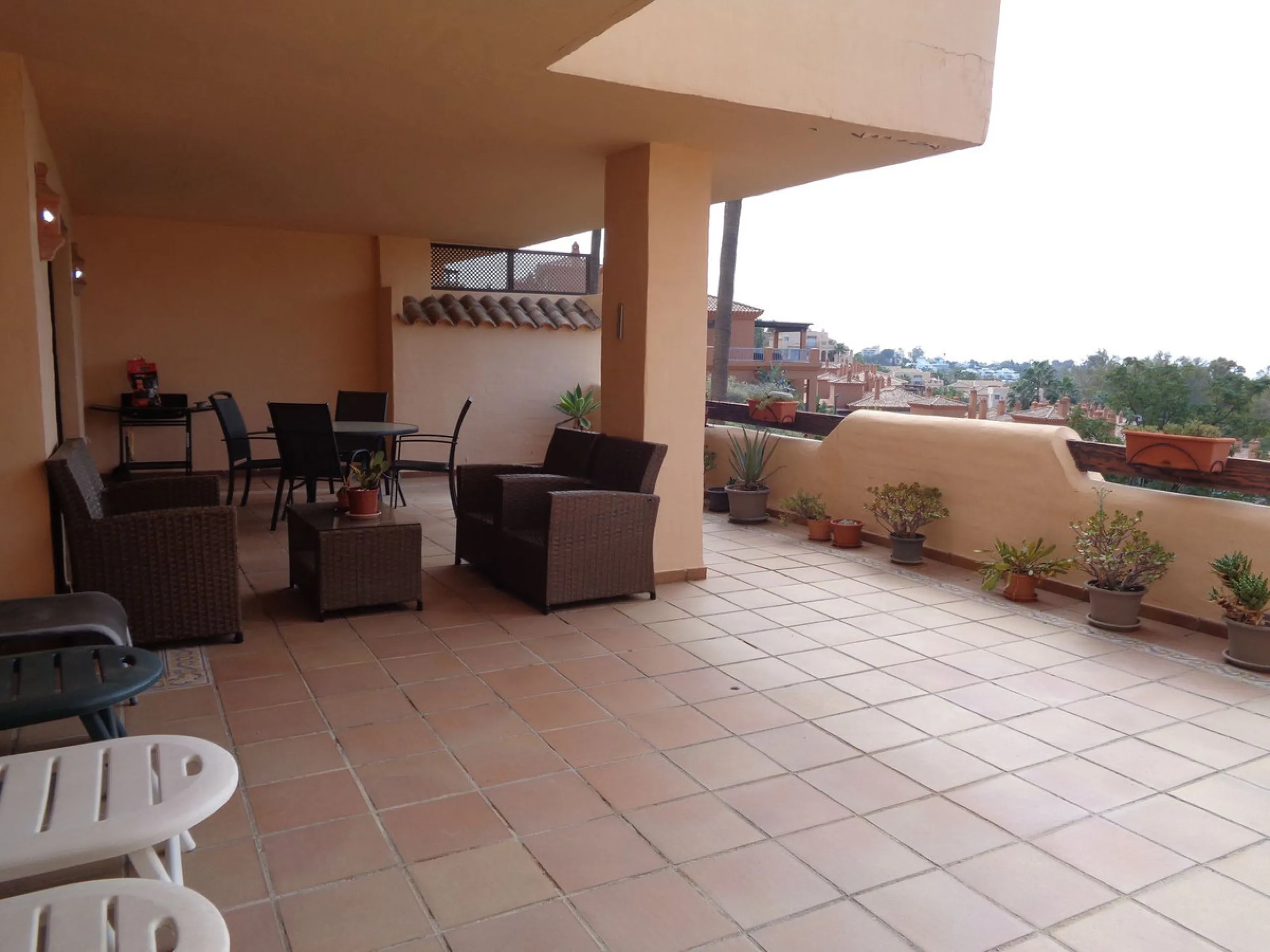 Fantastic opportunity to own a property in the luxurious Las Lomas del Conde Luque with its beautiful manicured gardens , huge outdoor pool, heated indoor pool, Sauna, Gymnasium and Jacuzzi. The property is south facing with a amazing 60m2 terrace with so