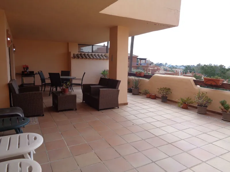 Fantastic opportunity to own a property in the luxurious Las Lomas del Conde Luque with its beautiful manicured gardens , huge outdoor pool, heated indoor pool, Sauna, Gymnasium and Jacuzzi. The property is south facing with a amazing 60m2 terrace with so