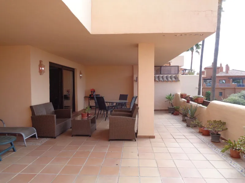 Fantastic opportunity to own a property in the luxurious Las Lomas del Conde Luque with its beautiful manicured gardens , huge outdoor pool, heated indoor pool, Sauna, Gymnasium and Jacuzzi. The property is south facing with a amazing 60m2 terrace with so