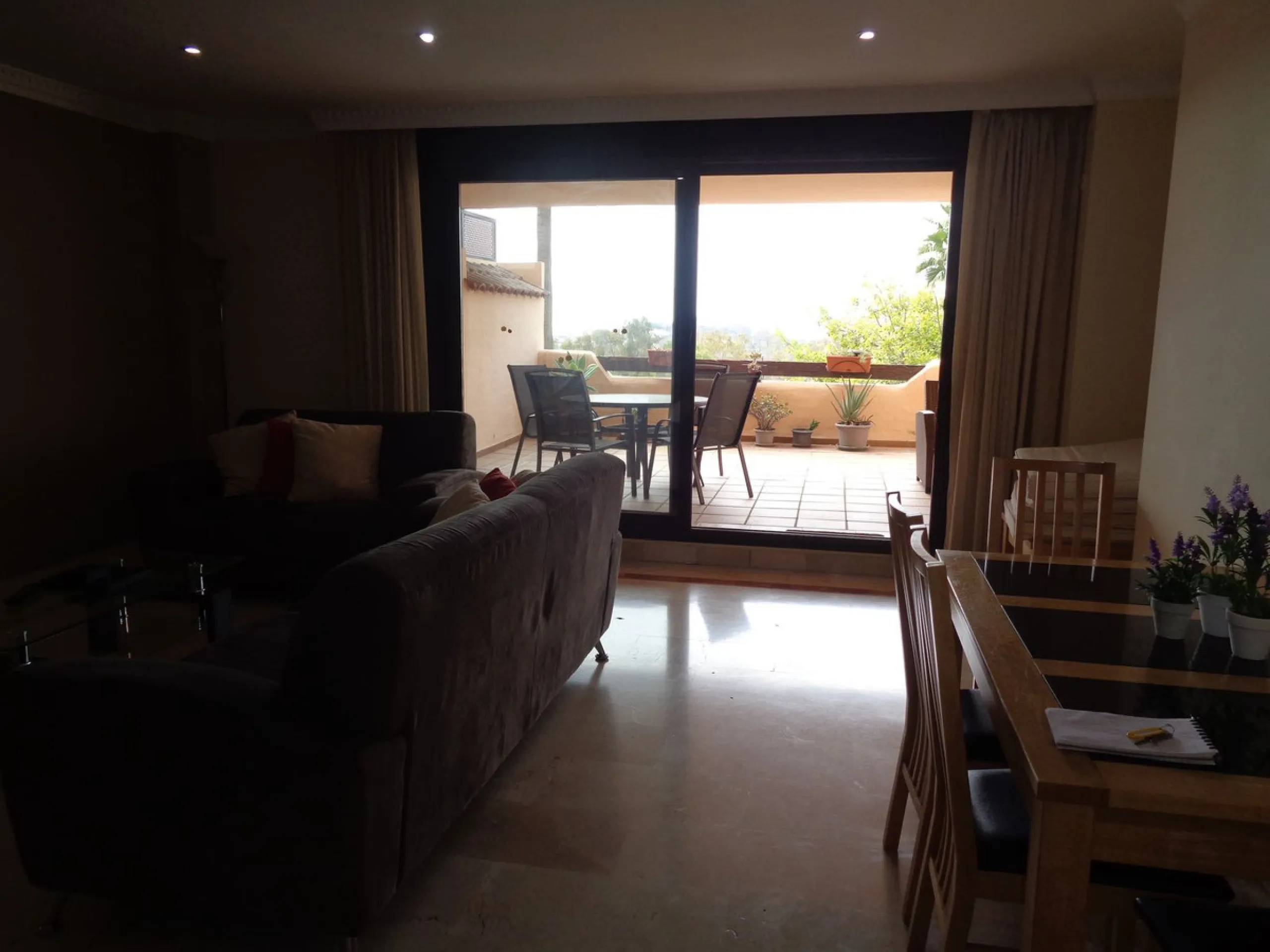 Fantastic opportunity to own a property in the luxurious Las Lomas del Conde Luque with its beautiful manicured gardens , huge outdoor pool, heated indoor pool, Sauna, Gymnasium and Jacuzzi. The property is south facing with a amazing 60m2 terrace with so