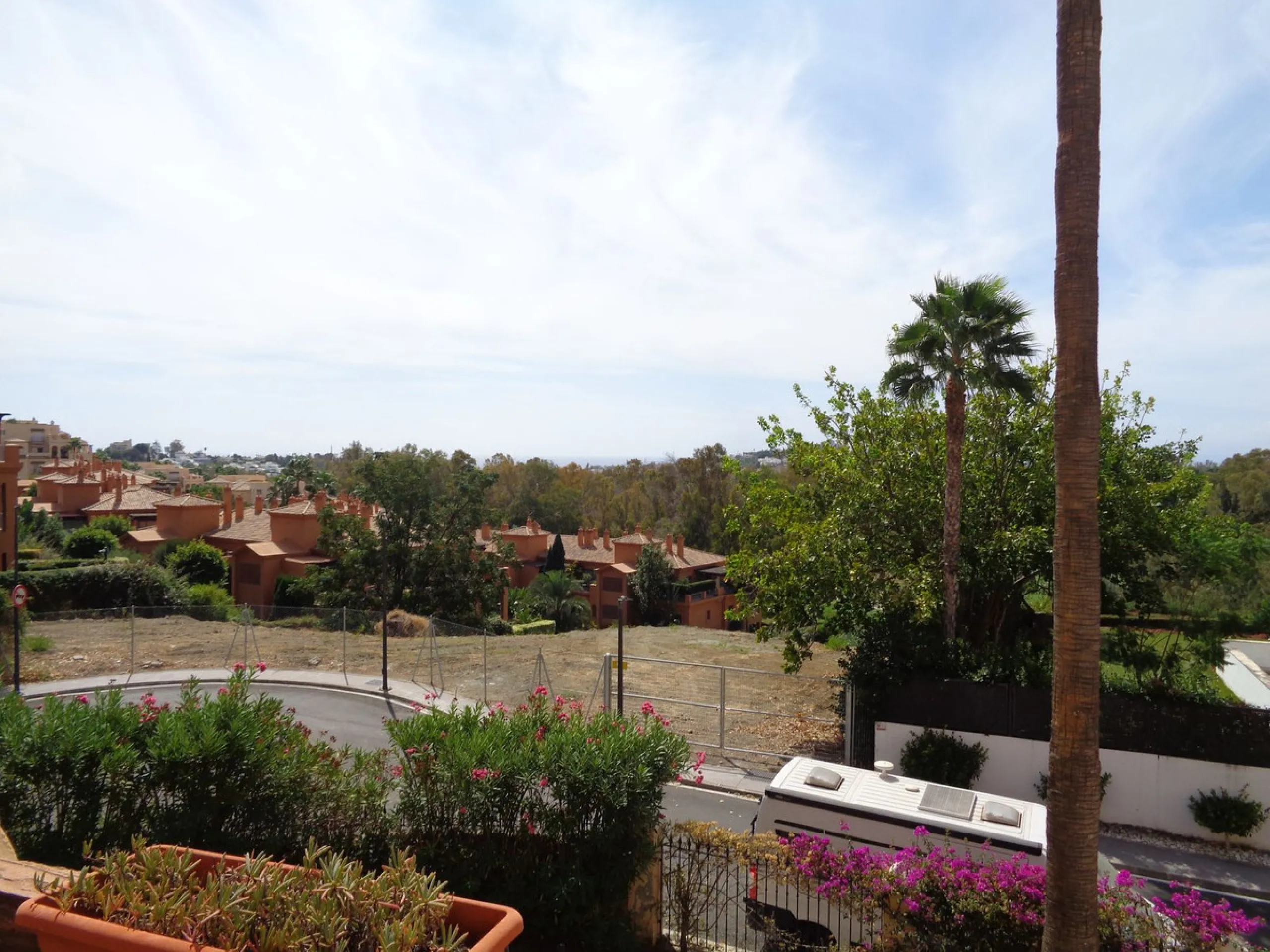 Fantastic opportunity to own a property in the luxurious Las Lomas del Conde Luque with its beautiful manicured gardens , huge outdoor pool, heated indoor pool, Sauna, Gymnasium and Jacuzzi. The property is south facing with a amazing 60m2 terrace with so