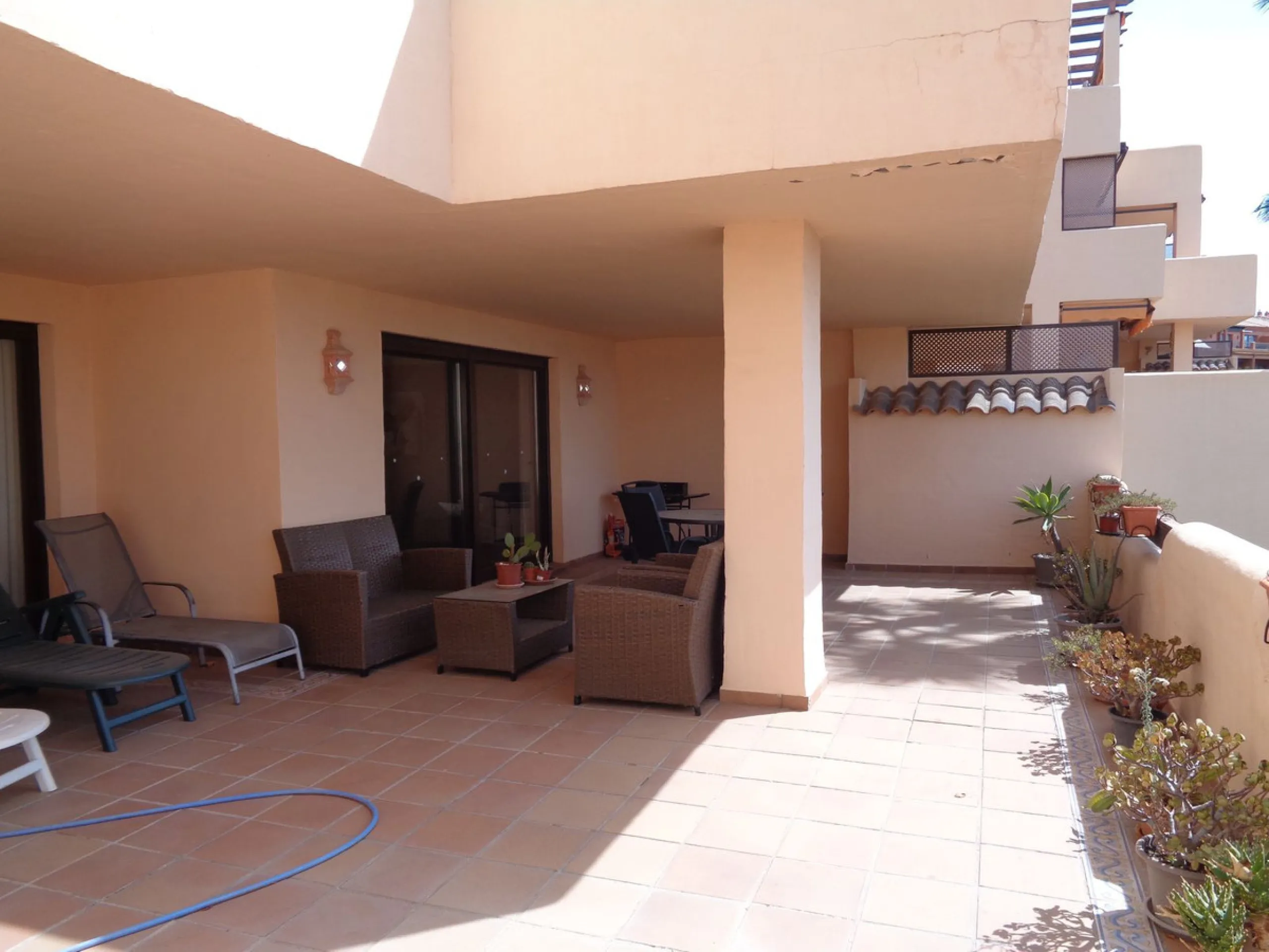 Fantastic opportunity to own a property in the luxurious Las Lomas del Conde Luque with its beautiful manicured gardens , huge outdoor pool, heated indoor pool, Sauna, Gymnasium and Jacuzzi. The property is south facing with a amazing 60m2 terrace with so