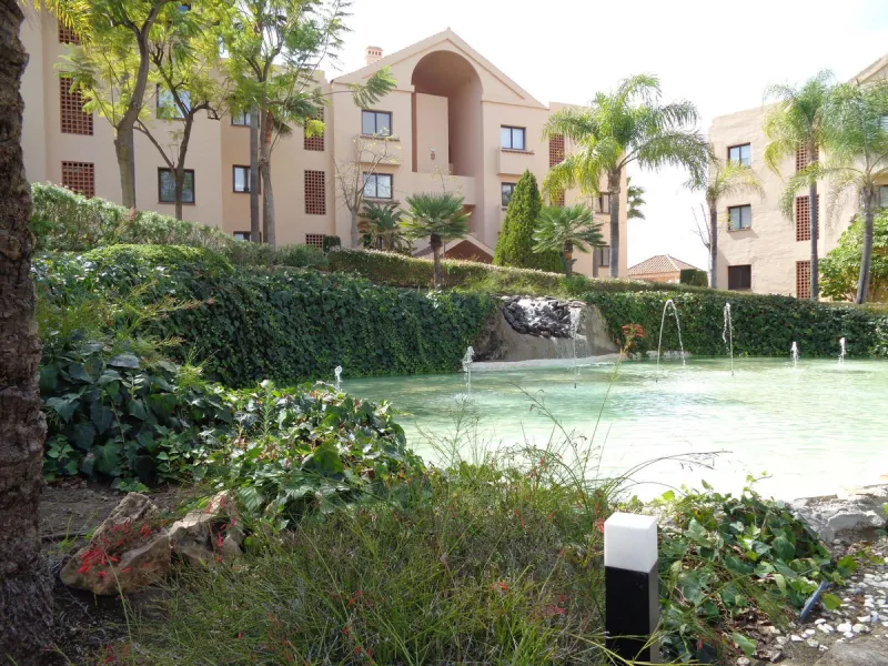 Fantastic opportunity to own a property in the luxurious Las Lomas del Conde Luque with its beautiful manicured gardens , huge outdoor pool, heated indoor pool, Sauna, Gymnasium and Jacuzzi. The property is south facing with a amazing 60m2 terrace with so