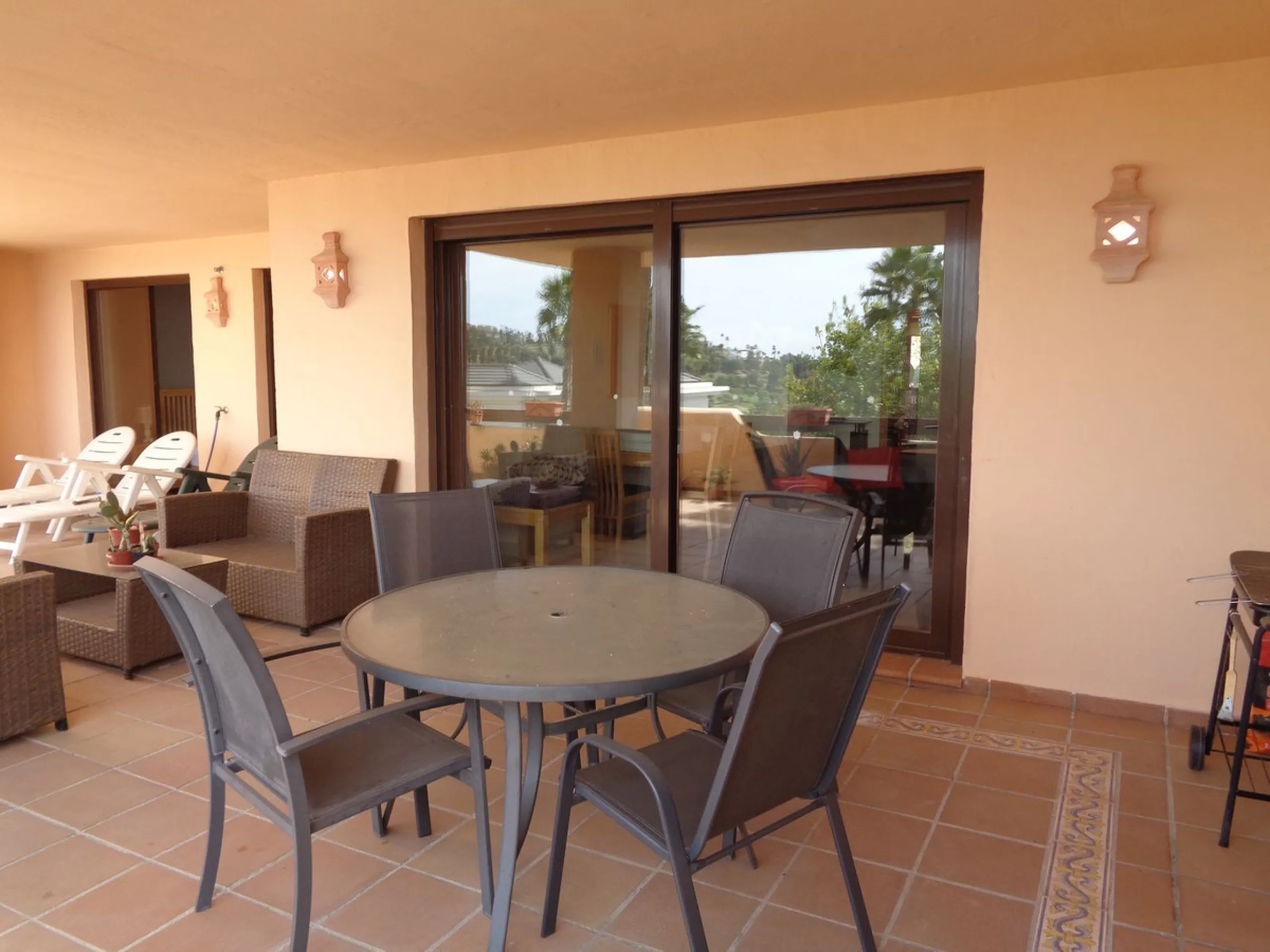 Fantastic opportunity to own a property in the luxurious Las Lomas del Conde Luque with its beautiful manicured gardens , huge outdoor pool, heated indoor pool, Sauna, Gymnasium and Jacuzzi. The property is south facing with a amazing 60m2 terrace with so