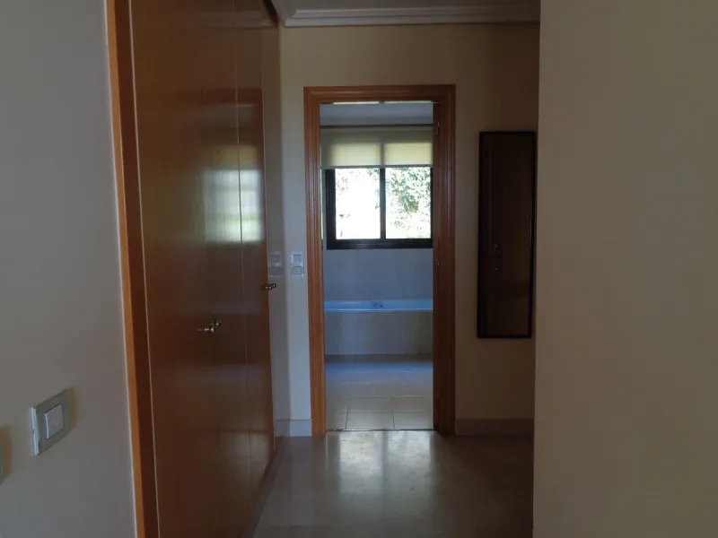 Fantastic opportunity to own a property in the luxurious Las Lomas del Conde Luque with its beautiful manicured gardens , huge outdoor pool, heated indoor pool, Sauna, Gymnasium and Jacuzzi. The property is south facing with a amazing 60m2 terrace with so
