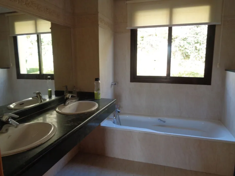 Fantastic opportunity to own a property in the luxurious Las Lomas del Conde Luque with its beautiful manicured gardens , huge outdoor pool, heated indoor pool, Sauna, Gymnasium and Jacuzzi. The property is south facing with a amazing 60m2 terrace with so