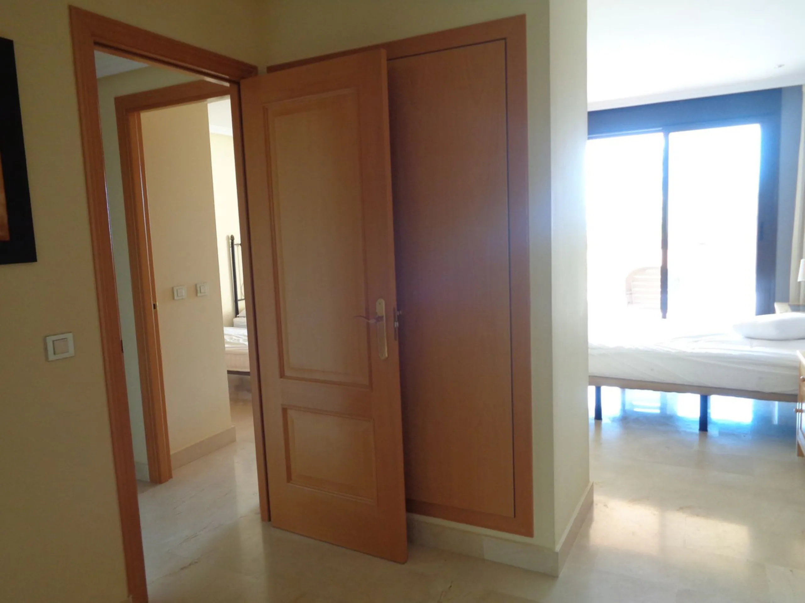 Fantastic opportunity to own a property in the luxurious Las Lomas del Conde Luque with its beautiful manicured gardens , huge outdoor pool, heated indoor pool, Sauna, Gymnasium and Jacuzzi. The property is south facing with a amazing 60m2 terrace with so