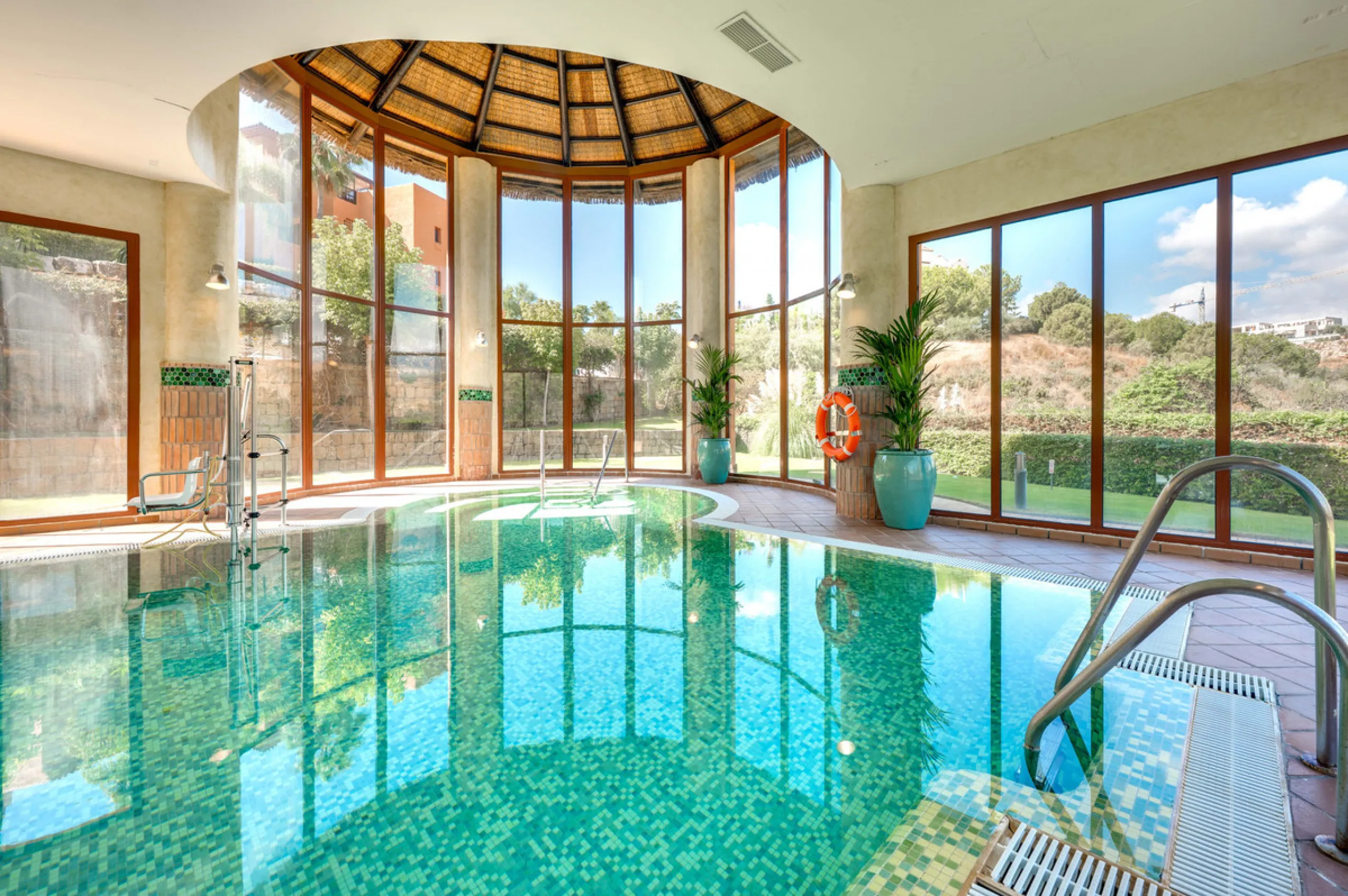 URB. GAZULES DEL SOL a highly sought-after 24-hour secured urbanization, you'll find this bright and spacious apartment in excellent condition. The community offers 4 outdoor swimming pools, a SPA with 2 indoor pools, sauna, gym, and an outdoor padel cour