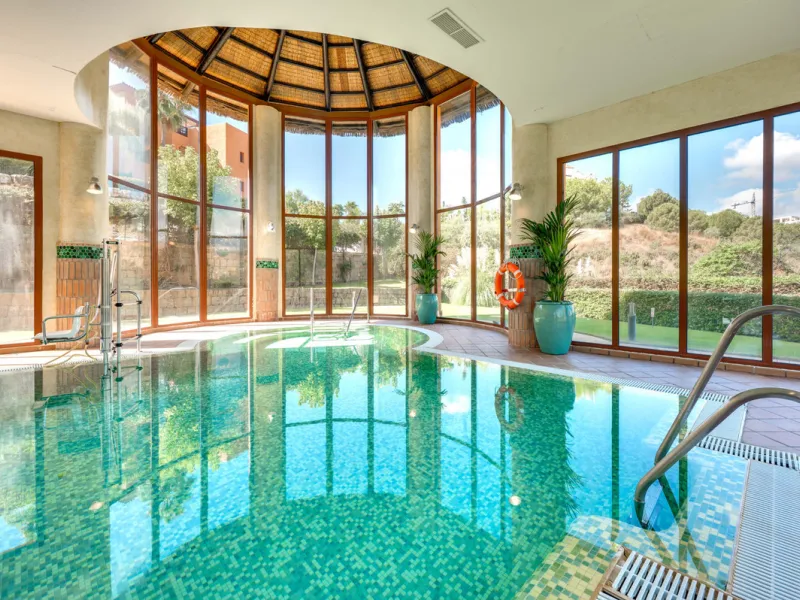 URB. GAZULES DEL SOL a highly sought-after 24-hour secured urbanization, you'll find this bright and spacious apartment in excellent condition. The community offers 4 outdoor swimming pools, a SPA with 2 indoor pools, sauna, gym, and an outdoor padel cour