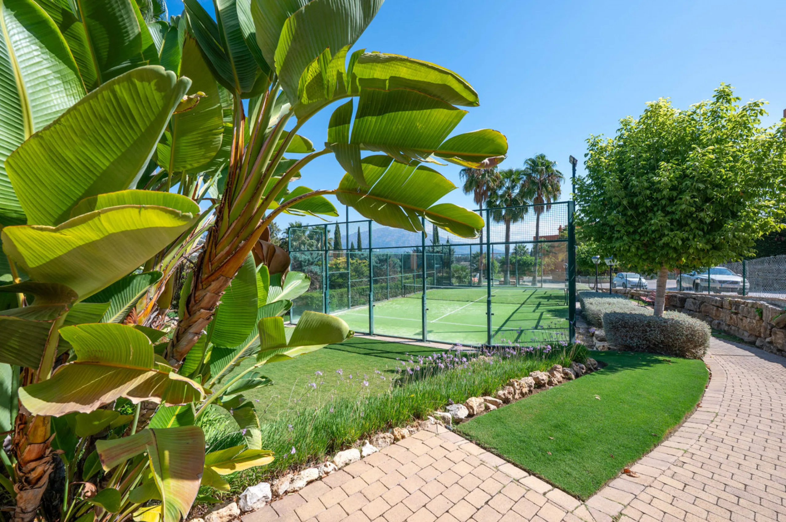 URB. GAZULES DEL SOL a highly sought-after 24-hour secured urbanization, you'll find this bright and spacious apartment in excellent condition. The community offers 4 outdoor swimming pools, a SPA with 2 indoor pools, sauna, gym, and an outdoor padel cour