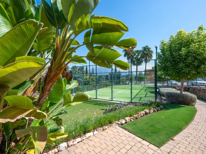 URB. GAZULES DEL SOL a highly sought-after 24-hour secured urbanization, you'll find this bright and spacious apartment in excellent condition. The community offers 4 outdoor swimming pools, a SPA with 2 indoor pools, sauna, gym, and an outdoor padel cour